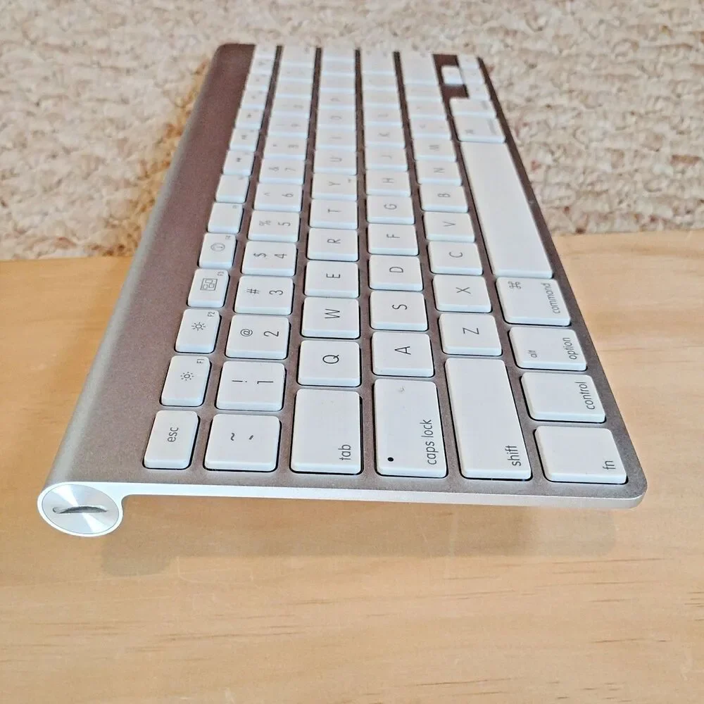 Apple Wireless Keyboard Bluetooth Battery Powered Silver Aluminum A 1314 Slim